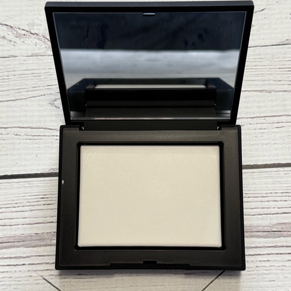 NARS Light Reflecting Setting Powder - Picture 7 of 7